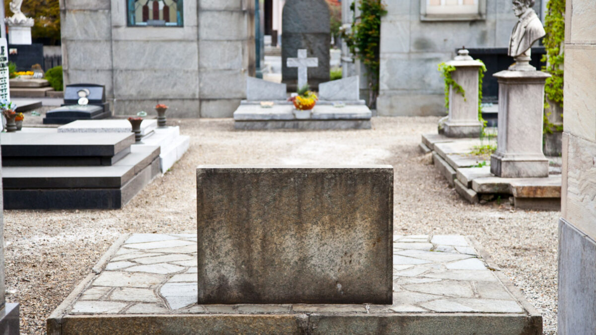 Plaque funéraire personnalisée : comment faire le bon choix ?